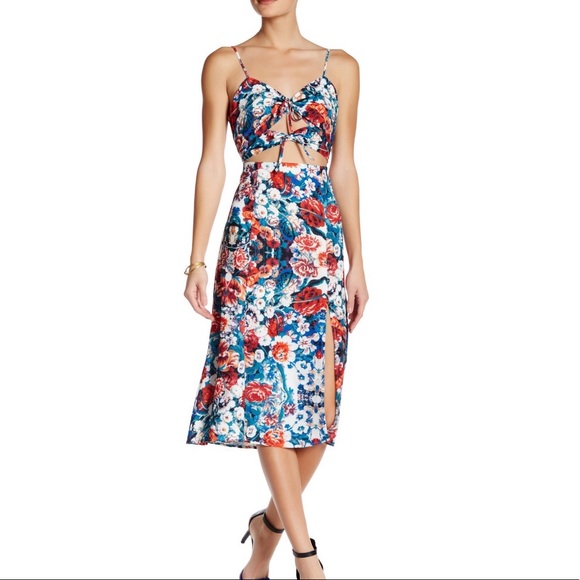 NBD Dresses & Skirts - NBD (Revolve) Tie Me Down Floral V-Neck Dress